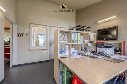 Individuell gestaltbarer Arbeitsbereich – ideal für Organisation, Empfang oder Therapiegespräche. - 