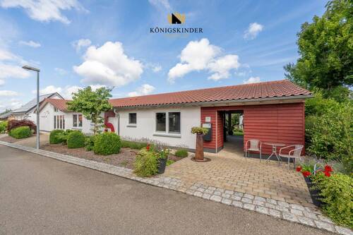 Einladend und barrierefrei – der überdachte Eingangsbereich heißt Bewohner und Gäste herzlich willkommen. 5 - Bad Urach - 23-07-2025 - 13 - Vielseitig nutzbare Immobilie mit Pflegeurlaubs- und Wohnkonzept in Bad Urach-Hengen