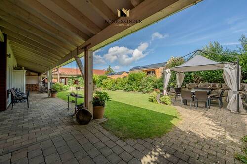 Sonniger Innenhof und gepflegter Garten – ein Ort der Ruhe und Begegnung. - 8 Zimmer Mehrfamilienhaus, Wohnhaus zum Kaufen in Bad Urach - Hengen