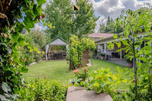 Natur pur: Der grüne Außenbereich bietet Raum für Freizeit, Entspannung oder therapeutische Angebote.5 - Bad Urach - 23-07-2025 - 07 - Mehrfamilienhaus, Wohnhaus mit 123,60 m² in Bad Urach - Hengen zum Kaufen