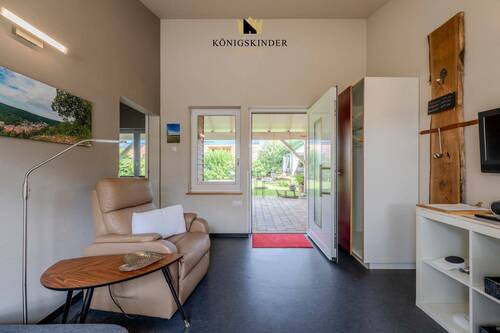 Verbunden wohnen: Der fließende Übergang schafft ein luftiges, barrierefreies Wohngefühl.5 - Bad Urach - 23-07-2025 - 33 - 