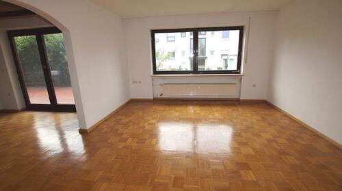 Wohnen EG - 1 Zimmer Mehrfamilienhaus, Wohnhaus in Straubing