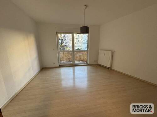 Wohnzimmer Blick zum Balkon - 2 Zimmer Etagenwohnung zum Kaufen in Halle/Saale