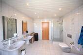 Großes Badezimmer im OG - 
