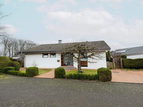 Straßenansicht - 4 Zimmer Bungalow zum Kaufen in Schloß Holte-Stukenbrock