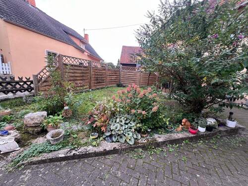 Grünfläche vor Haus - 