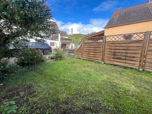 Grünfläche vor Haus - 