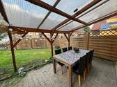 überdachte Terrasse vor Haus - 