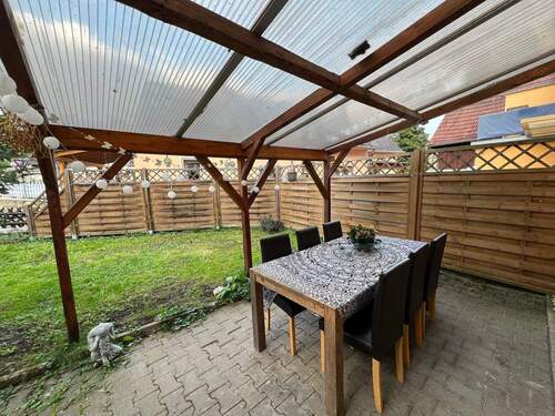 überdachte Terrasse vor Haus - 