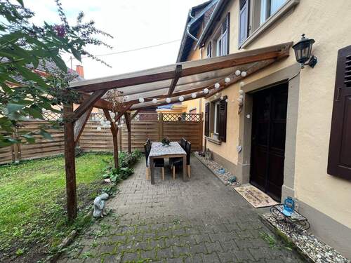 überdachte Terrasse vor Haus - 