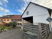 Vorderansicht Haus mit Nebengebäude - 5 Zimmer Einfamilienhaus in Breitenheim