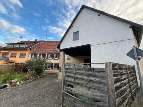 Vorderansicht Haus mit Nebengebäude - 5 Zimmer Einfamilienhaus in Breitenheim