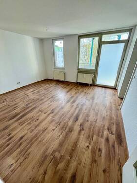 Wohnzimmer - 2 Zimmer Etagenwohnung zur Miete in Langenhagen