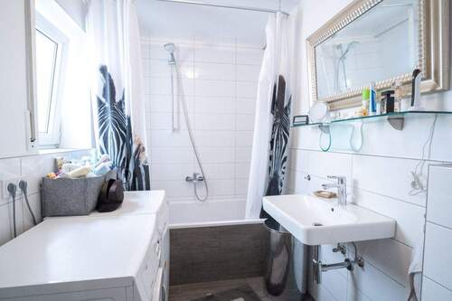 Tageslichtbadezimmer mit Wanne - 