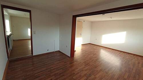 Wohn- und Esszimmer mit Zugang zur Küche - 