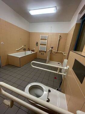 Bad mit Wanne und Dusche - 