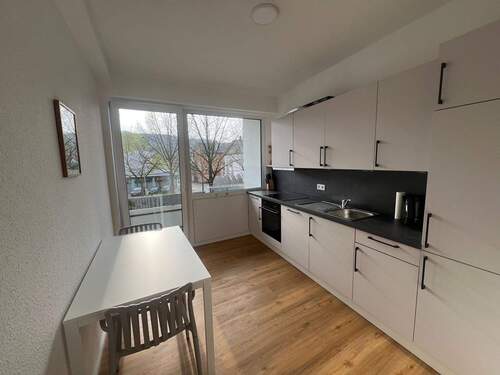 Küche mit Einbauküche - 