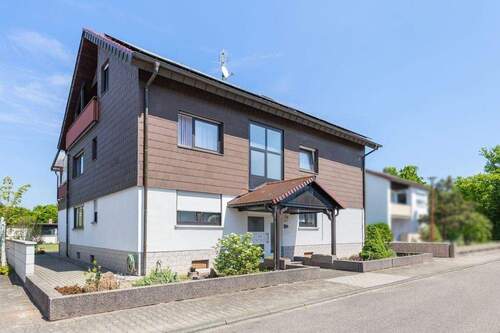 Ansicht Vorderseite Gebäude - 1 Zimmer Mehrfamilienhaus, Wohnhaus in Philippsburg / Huttenheim