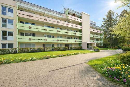 Gebäude oberer Eingang - 3-Zimmer-Wohnung in ruhiger Innenhoflage mit Balkon und gemeinschaftlichem Wellnessbereich