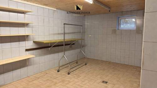 Praktischer Hauswirtschaftsraum mit integriertem Räucherofen. - 