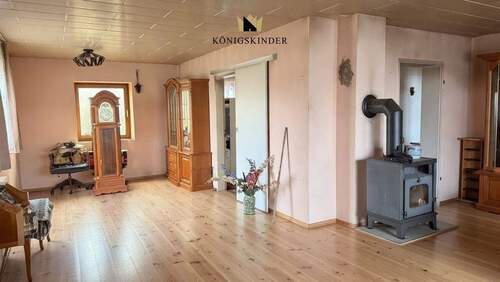 Wohnzimmer im Erdgeschoss mit Holzofen. - 7 Zimmer Mehrfamilienhaus, Wohnhaus in Stetten am kalten Markt / Glashütte