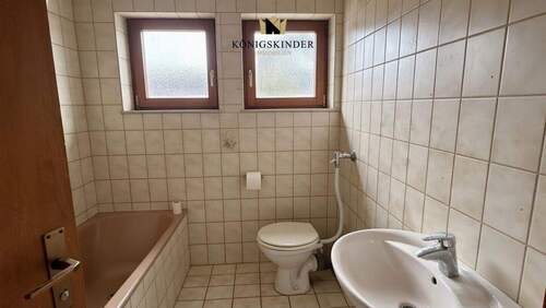 Tageslichtbad im 1. Obergeschoss mit Badewanne. - 