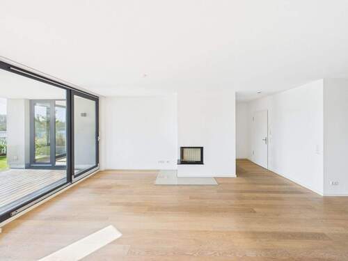 Wohnbereich mit Kamin - 4 Zimmer Etagenwohnung zum Kaufen in Wiesbaden