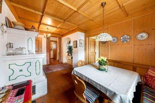 Die charmante Sitzecke mit Zugang rechts in Küche - 4 Zimmer Einfamilienhaus in Kolbermoor