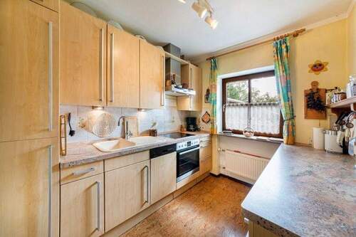 Voll ausgestatte Küche mit großem Fenster - Kopie - Einfamilienhaus mit 146,00 m² in Kolbermoor zum Kaufen