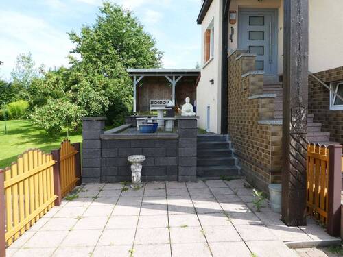 Blick zur oberen Terrasse und dem Freisitz - Doppelhaushälfte mit 110,00 m&sup2; in Birstein zum Kaufen