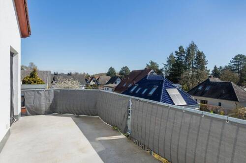 großzügige Südterrasse mit Blick ins Grüne - 