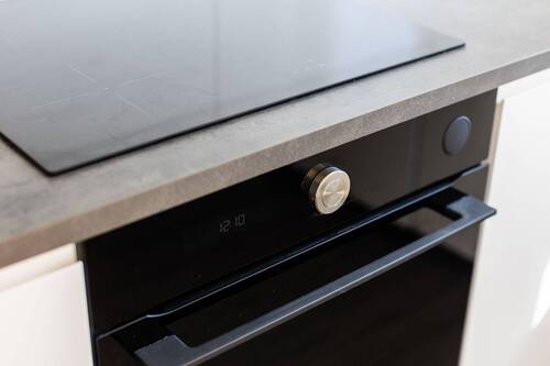 Detailfoto Indukitionsherd und Ofen - Etagenwohnung mit 93,80 m&sup2; in Berlin zum Kaufen