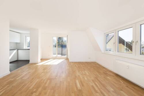 Zimmer 2/Wohnbereich mit offener Küche und Zugang zur Südterrasse - 