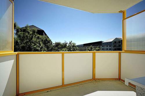 Balkon - großzügige Balkonwohnung mit Aussicht, Spielplatz und Einkaufsmöglichkeiten vor Ort