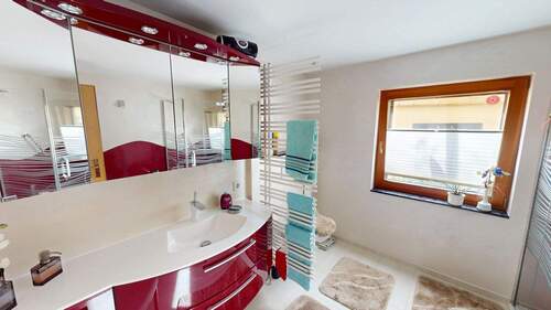 Bad mit Badewanne und Dusche - 