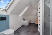 Bad mit Wanne und Dusche 7,11 m² - 