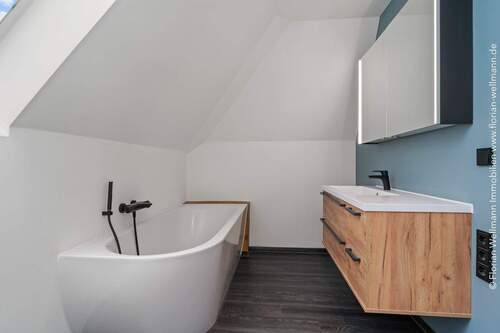 Bad mit Wanne und Dusche 7,11 m² - 