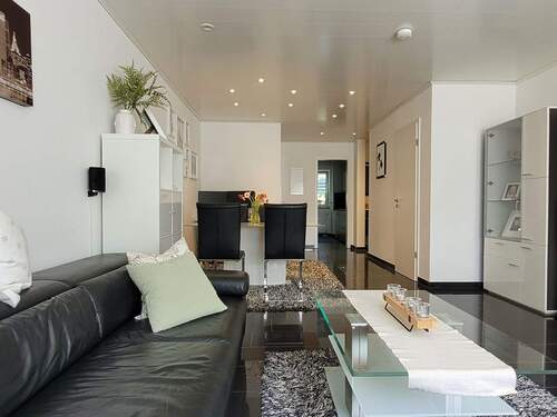 Wohnzimmer mit Blick zum Esszimmer - 
