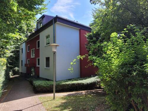 Ansicht mit Eingang - (RESERVIERT) Wohlfühlwohnung mit großem Balkon und Garage