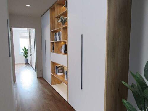  Flur rechts - Etagenwohnung mit 87,80 m&sup2; in Wolfsburg zur Miete