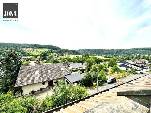 Bild 1 - Unverbaubarer Panoramablick! Großzügige 4-Zimmer-Wohnung im Dachgeschoss vor den Toren Kulmbachs
