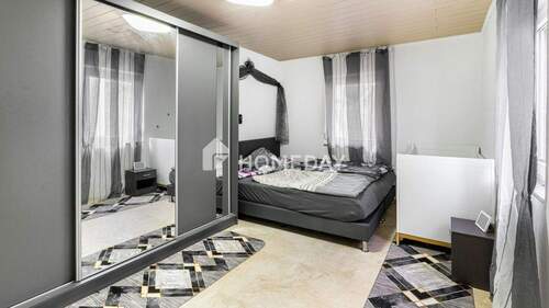 1. OG Schlafzimmer 1 - 