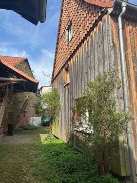 Haupthaus und Grundstück Teilansicht - 