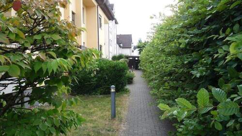 Weg zum Hauseingang - 3 Zimmer Etagenwohnung in Altdorf bei Nürnberg