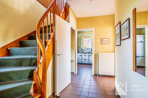 Heller Eingangsbereich mit Treppe ins DG - 