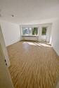Wohnzimmer - Helle 3-Zimmer-Wohnung mit Blick ins Grüne, überdachtem Balkon, Aufzug und TG in Nürnberg-Langwasser
