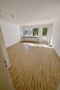 Wohnzimmer - Helle 3-Zimmer-Wohnung mit Blick ins Grüne, überdachtem Balkon, Aufzug und TG in Nürnberg-Langwasser