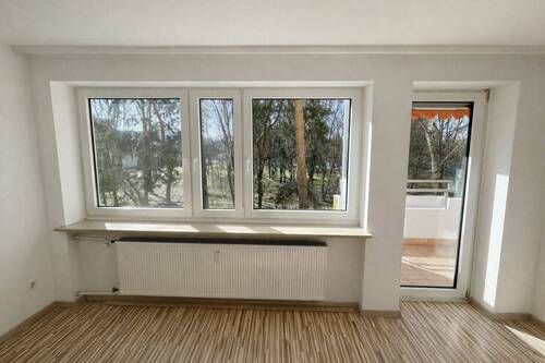 Wohnzimmer - 3 Zimmer Etagenwohnung zum Kaufen in Nürnberg