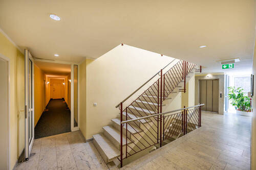 Treppenhaus mit Personenaufzug - 
