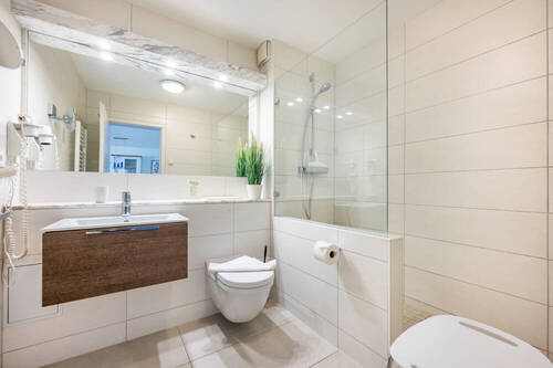 Stilvolles Badezimmer mit Dusche - 